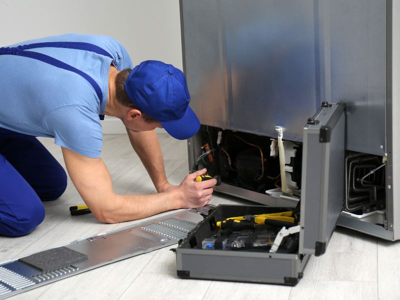 Τεχνικός επισκευάζει μοτέρ ψυγείου bosch