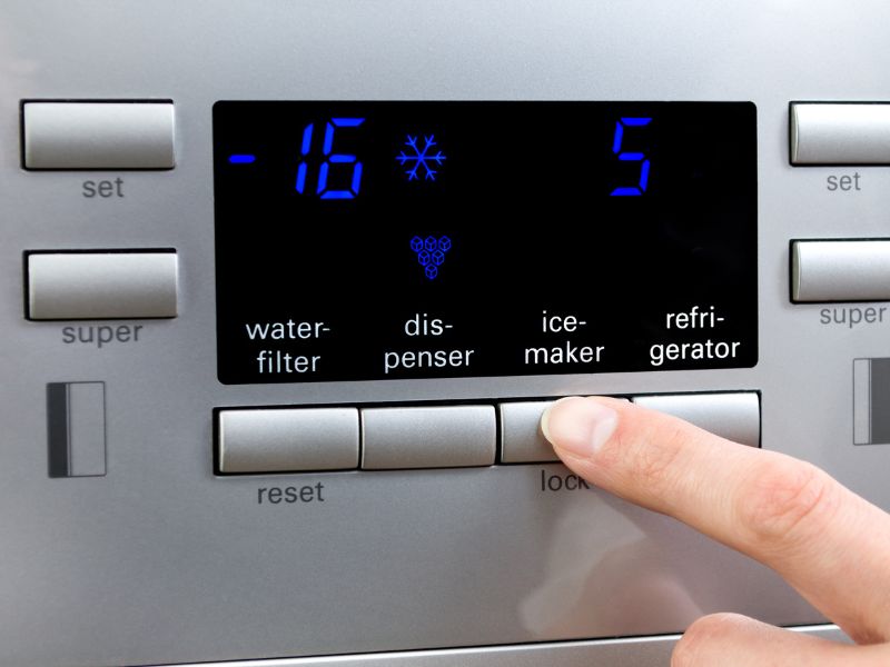 δάχτυλο πατάει κουμπί σε πάνελ ψυγείου lg