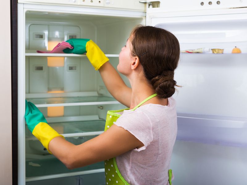 γυναίκα καθαρίζει ψυγείο